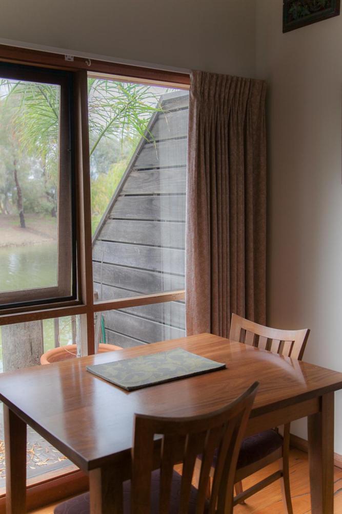 Perricoota Vines Retreat Hotel Моама Стая снимка